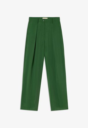 Pantalones plisados verdes de tela suave, con cierre de botón frontal, piernas anchas y un diseño ajustado.