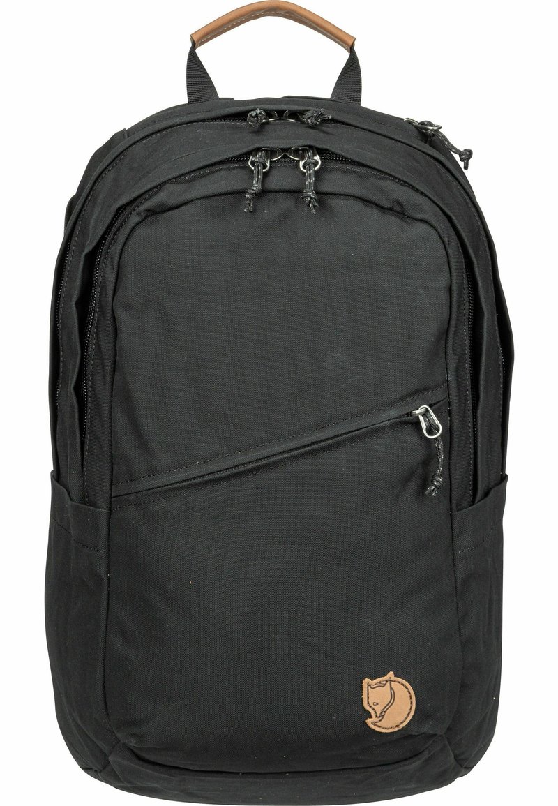 Schwarzer Rucksack aus strapazierfähigem Stoff, mit einem braunen Ledergriff, mehreren Reißverschlussfächern und einem kleinen Logopatch.
