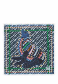 Écharpe en coton avec un motif de phoque bleu orné de motifs géométriques colorés, bordée d'une garniture multicolore complexe sur un fond sombre.