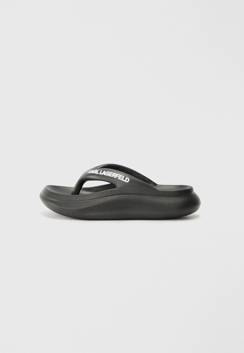 Μαύρο καουτσούκ παντόφλα με καμπύλη σόλα, που διαθέτει ομαλή υφή και δύο λωρίδες. Το λογότυπο "KARL LAGERFELD" εκτυπωμένο στη μπροστινή λωρίδα.