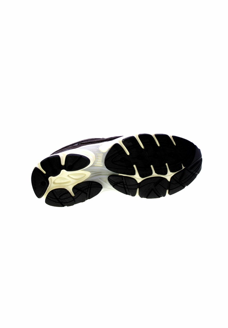 Zwarte rubberen zool met witte accenten, voorzien van een getextureerd patroon en een gebogen ontwerp voor flexibiliteit. Uitgesproken profiel voor grip.