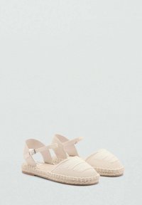 Beiga espadrillosandaler med kryssremmar, textilöverdel, vävd jute-sula och strukturerade detaljer på tåområdet.