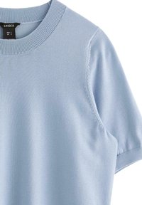 Lyseblå kortærmet sweater med ribbet rund hals, glat tekstur og subtile sømdetaljer ved skulderne.