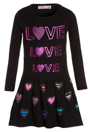 Schwarzes langärmeliges Kleid mit pinkem Pailletten-Schriftzug "LOVE" und Herzformen in Pink, Blau, Grün und gestreiften Mustern auf dem Rock.