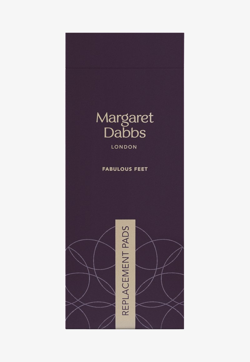 Mörklila låda med guldtext för "Margaret Dabbs" och "Fabulous Feet." Har ett geometriskt mönster och en etikett för "Ersättningsdynor."