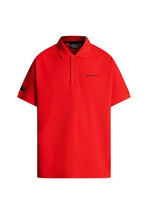 Czerwona koszulka polo z krótkim rękawem, kołnierzykiem, zapinana na trzy guziki, z małym logo Red Bull Racing na piersi i rękawie.