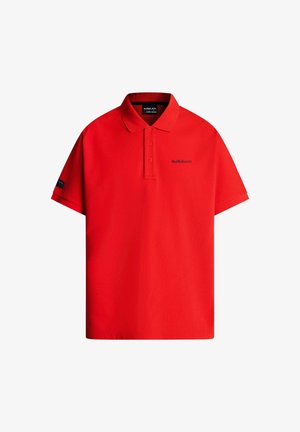 Czerwona koszulka polo z krótkim rękawem, kołnierzykiem, zapinana na trzy guziki, z małym logo Red Bull Racing na piersi i rękawie.