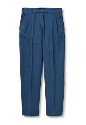 Granatowe zwężane spodnie z zapięciem na guziki, szlufkami na pasek, kieszeniami po bokach i zakładkami z przodu, ułożone na płasko na białym tle.