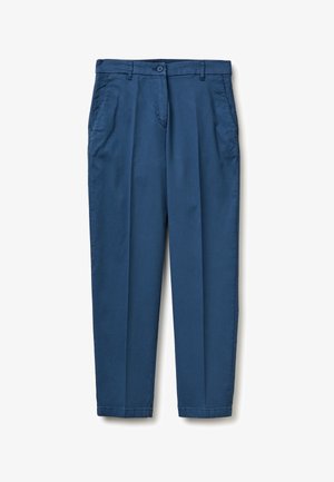 Pantalon bleu marine fuselé avec fermeture par bouton, passants de ceinture, poches latérales et plis à l'avant, posé à plat sur fond blanc.