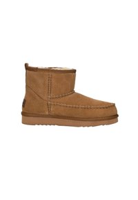 Tan suède enkellaarsjes met een ronde neus, gestikte details, zachte voering en een rubberen zool voor grip. Gladde textuur met minimale accenten.