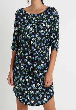 Blomstret kjole med sort baggrund, blå og hvide blomster, trekvartærmer og en justerbar talje. Blødt stof.