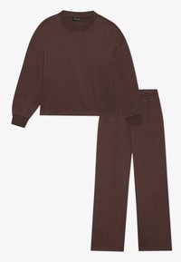 Brązowy zestaw odzieży loungewear składający się z krótkiego pulowera z długimi rękawami oraz dopasowanych spodni o prostym kroju, obie części z elastycznymi wykończeniami.