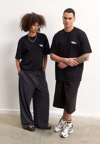 YOURTURN UNISEX - Print T-shirt - black