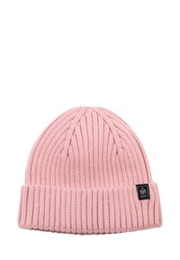 Roze geribbelde gebreide muts met omgevouwen rand en een zwart logo op de zijkant.