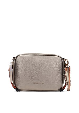 Sac bandoulière rectangulaire métallique argenté avec finition texturée, sangle bordée de rouge et breloque en forme de basket sur fond blanc.