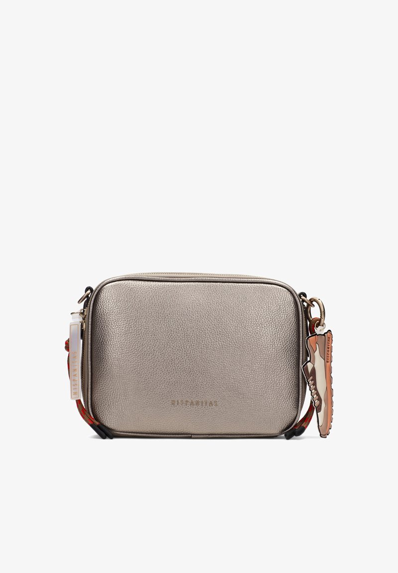 Borsa a tracolla rettangolare in argento metallizzato con finitura strutturata, tracolla bordata di rosso e ciondolo a forma di sneaker su sfondo bianco.
