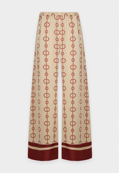 Pantalon crème à jambes larges avec motifs géométriques de chaînes verticales rouges et bordures horizontales rouge foncé aux ourlets, doté d'une taille élastique.