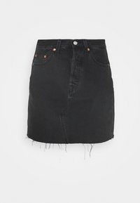 Svart denimkjol med rak skärning, fransad nederkant, kopparfärgad hårdvara, fem fickor och bältesöljor.