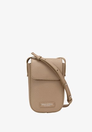 Petit sac bandoulière en cuir texturé beige avec bandoulière réglable et fermeture à rabat avant, étiquette Marc O'Polo à l'avant.