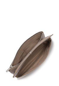 Clutch in pelle marrone con finitura liscia, chiusura con zip e due scomparti; presenta un morbido rivestimento interno e eleganti dettagli in metallo argentato.