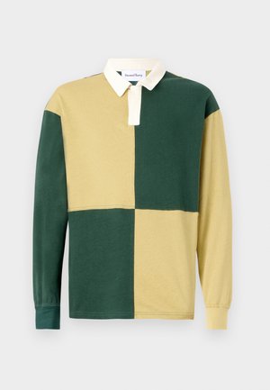 Polo a maniche lunghe con un design a blocchi di colore, sezioni verdi e gialle, colletto bianco e una texture in cotone morbido.