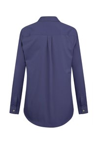 Camicia a maniche lunghe blu navy con colletto a punta, piega posteriore, orlo arrotondato e polsini abbottonati. Tessuto liscio con una consistenza morbida.