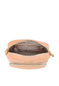Borsa in pelle pesca con hardware dorato e doppia cerniera. L'interno presenta una fodera beige con un motivo a logo ripetuto. Forma arrotondata.