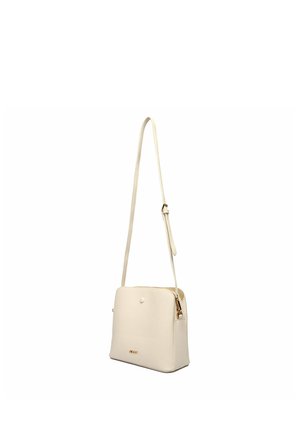 Bolso bandolera rectangular color crema con correa delgada ajustable y pequeño logo dorado en el frente, sobre un fondo blanco.