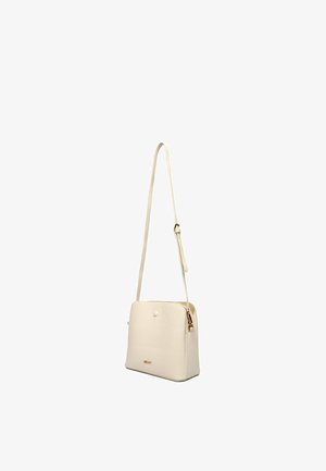 Bolso bandolera rectangular color crema con correa delgada ajustable y pequeño logo dorado en el frente, sobre un fondo blanco.