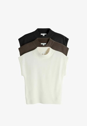 Három ujjatlan kötött pulóver egymásra helyezve, fehér, barna és fekete színű álló nyakkal, fehér háttéren.