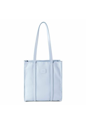 Lichtblauwe leren boodschappen-/tassentas met twee lange schouderbanden en een klein merkembleem centraal op het voorpaneel.