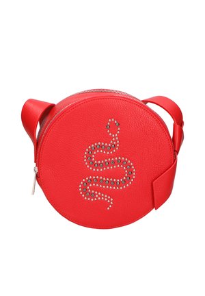 Sac bandoulière rond en cuir rouge avec un motif serpent à clous argentés et une sangle réglable, fermeture à glissière.