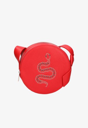 Borsa a tracolla rotonda in pelle rossa con design di serpente in borchie d'argento e tracolla regolabile con chiusura a cerniera.
