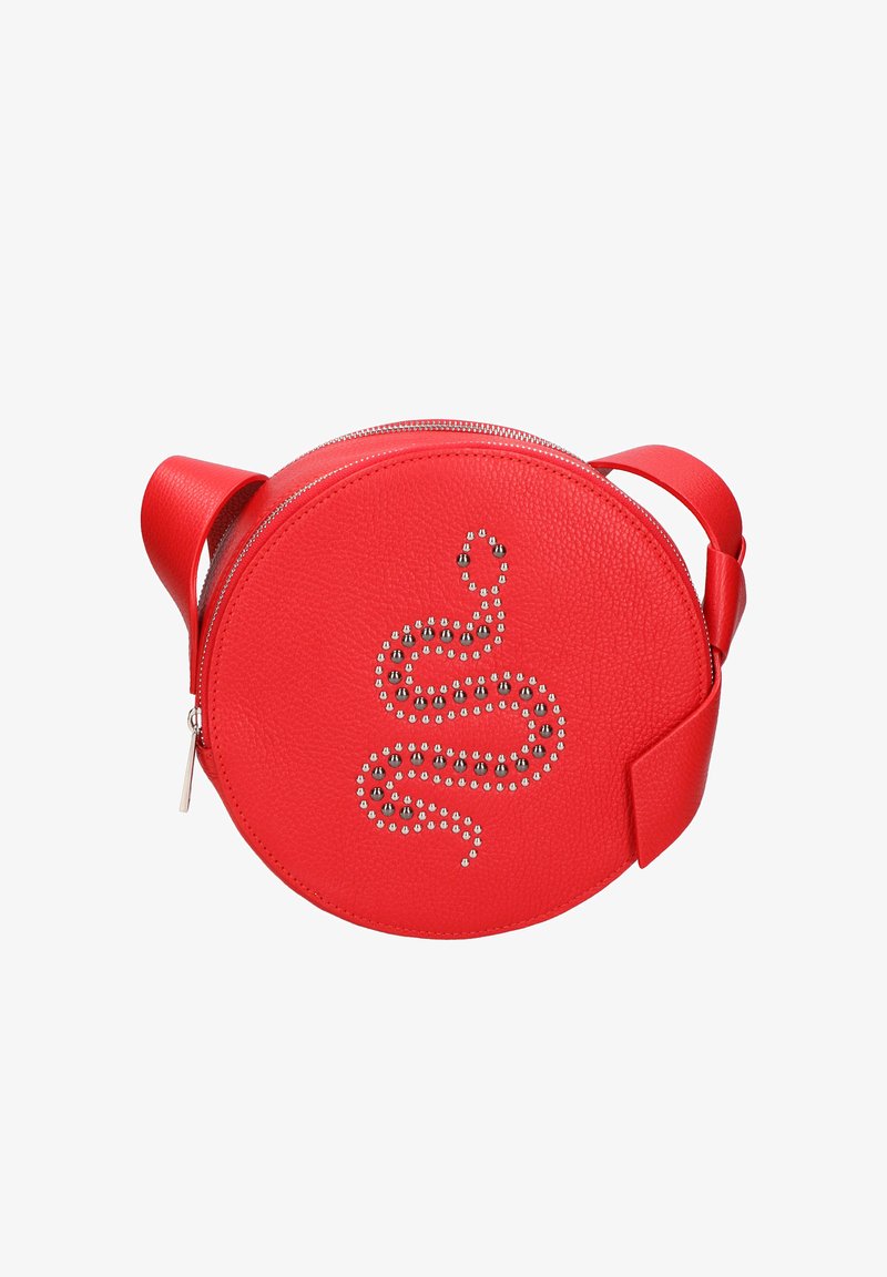 Sac bandoulière rond en cuir rouge avec un motif serpent à clous argentés et une sangle réglable, fermeture à glissière.