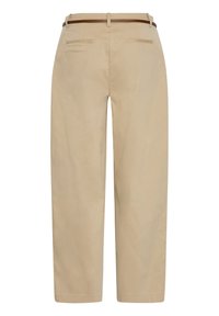 Beige gerade geschnittene Hose mit Gesäßpassentaschen und einem braunen Gürtel in der Taille, rückseitige Ansicht vor weißem Hintergrund.