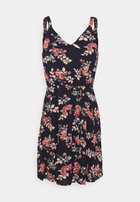 Blumenkleid mit marineblauem Grund, das mit roten und rosafarbenen Rosen versehen ist. Es hat einen V-Ausschnitt, verstellbare Träger und eine taillierte Taille, die in einen weiten Rock übergeht.