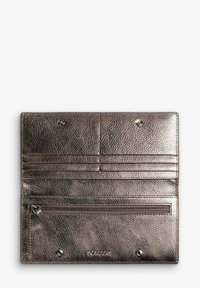 Cartera de bronce metálico hecha de cuero texturizado con múltiples ranuras para tarjetas y un compartimento con cremallera en la base. Cierre de broche en la parte superior.