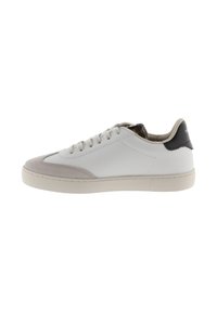 Baskets en cuir blanc avec embout en daim gris clair, accent au talon noir et doublure intérieure texturée. Présente des lacets plats et un design simple.