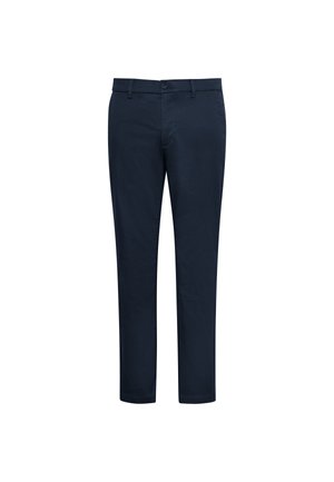 Pantalones chinos azul marino con textura suave, corte ajustado, trabillas para cinturón, bolsillos frontales y cierre con botón. Diseño limpio y detalles mínimos.