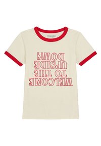 Μπεζ βαμβακερό t-shirt με κόκκινο ρεγιόν λαιμόκοψη και κοντά μανίκια. Το κείμενο μπροστά γράφει «ΚΑΛΩΣ ΗΡΘΑΤΕ ΣΤΟ UPSIDE DOWN» με έντονα κόκκινα γράμματα.
