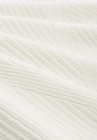 Witte textuurstof met diagonaal geribbelpatroon, zachte uitstraling en een gladde afwerking. Geschikt voor verschillende textieltoepassingen.