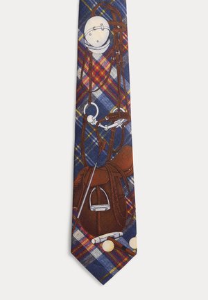 Γραβάτα σε ναυτικό καρό μοτίβο με λεπτομερείς απεικονίσεις εξοπλισμού ιππασίας, όπως κράνος, χαλινός, σέλα, αναβολέα, μαστίγιο ιππασίας και μαχαίρια πόλο με μπάλες.