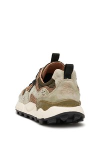 Sneaker con lacci caratterizzato da un mix di suede verde, marrone e crema con dettagli in rete, una suola testurizzata e una linguetta sul tallone.