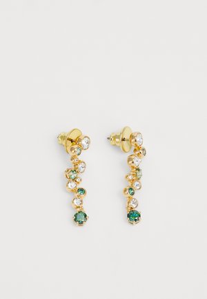 Boucles d'oreilles dorées présentant un design en cascade de cristaux verts et incolores de différentes tailles, montés sur une attache sécurisée.