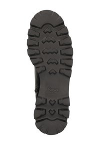 Semelle de chaussure en caoutchouc noir avec des motifs profonds et distincts. Présente un logo surélevé au centre et une surface texturée pour une meilleure adhérence.