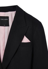 Blazer nero su misura con revers a scollo, una tasca sul petto con un accento rosa e una fodera interna rosa chiaro. Etichettato "CALLIOPE", taglia S.