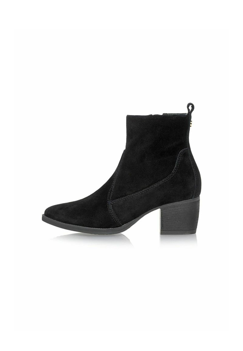 Czarny zamszowy botek na kostkę z ostrym noskiem, zaokrąglonymi bokami i słupkowym obcasem. Posiada tylną pętlę do ściągania oraz ozdobne przeszycia.