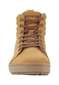 Sandalholzfarbene Lederankle-Boots mit braunen Schnürsenkeln, gewellten Details und einer gepolsterten Sohle, mit einem Logo an der Oberseite. Flache Gummilaufsohle.