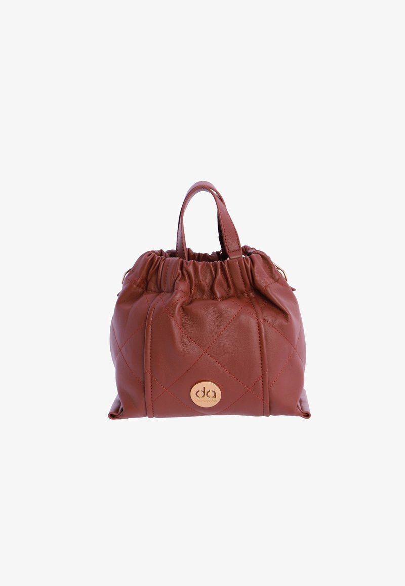 Bolso de cuero marrón con patrón acolchado, parte superior fruncida y dos asas cortas. Cuenta con un adorno circular de logotipo en tono dorado.