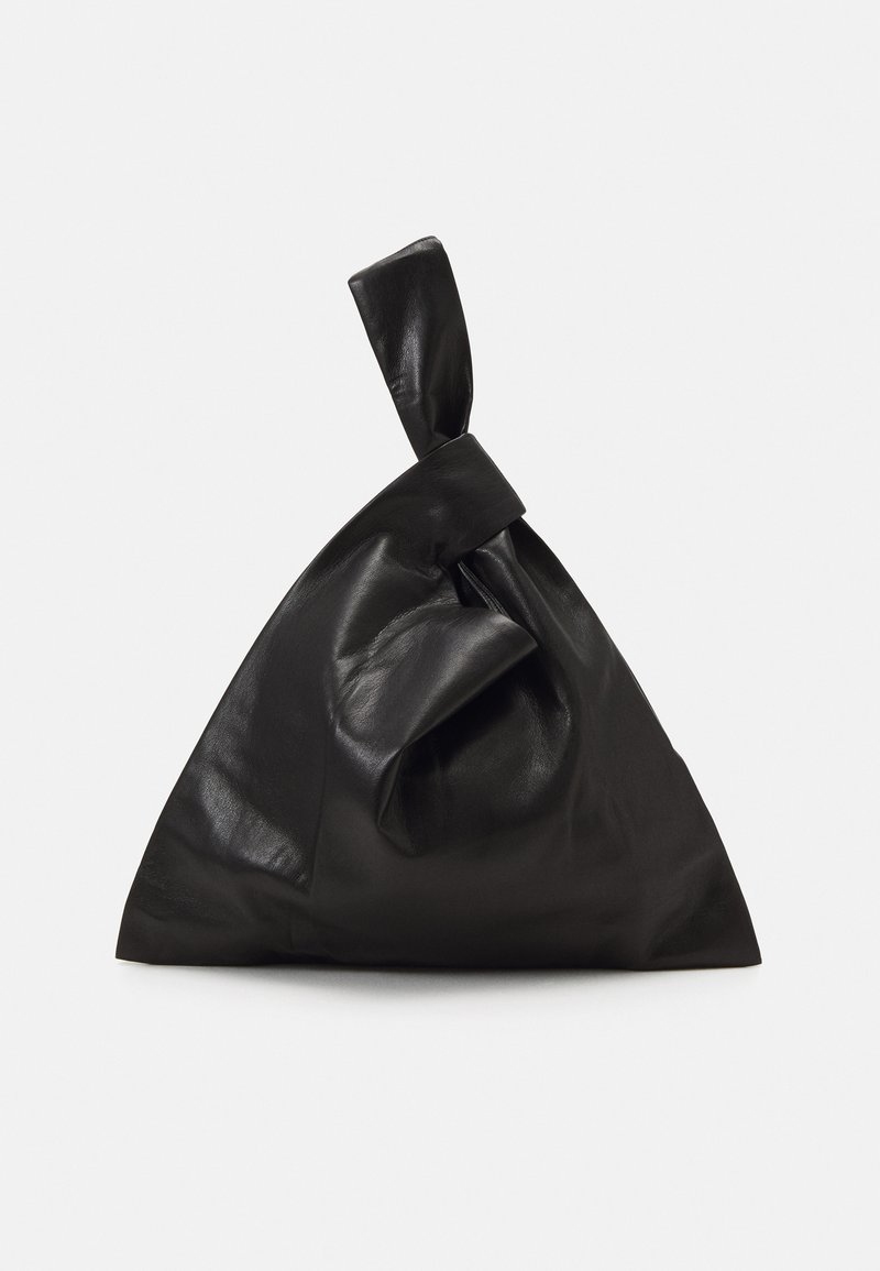 Svart skinnveske med en unik knutestenging, trekantet form, glatt tekstur og minimalistisk design. Ingen synlig maskinvare eller mønstre.